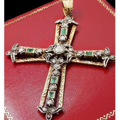 Gran cruz colgante en oro de 18 K con diamantes y esmeraldas. 20 gramos de oro.  