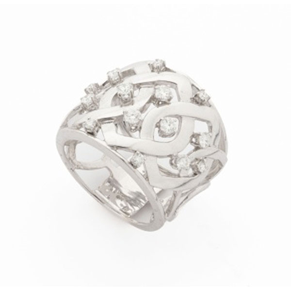 Sortija en oro blanco calada con 14 diamantes talla brillante con un peso total de 0,60 cts. aprox.