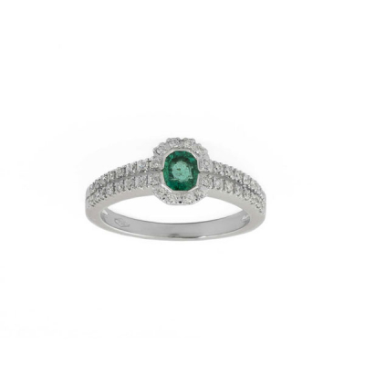Anillo en oro blanco 18 K con una bonita esmeralda semi-oval