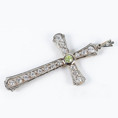 Cruz colgante de época &#039;art-decó&#039;, en montura de oro rosa 18 K con vistas en decoración grafilada de platino, y filas de diamantes talla cushion