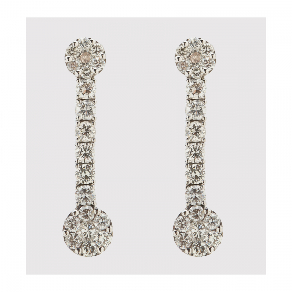 Pendientes largos en oro blanco con dos rosetones y barrita de diamantes talla brillante.