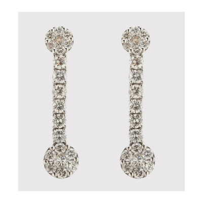 Pendientes largos en oro blanco con dos rosetones y barrita de diamantes talla brillante.