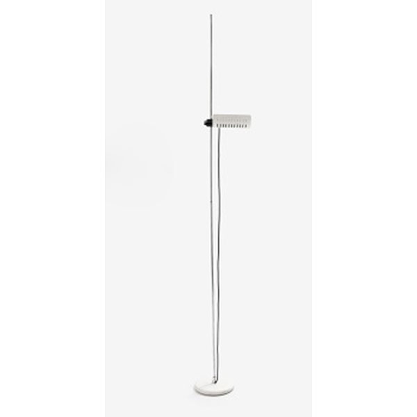 Lámpara de pie regulable de la marca Oluce diseñada por Joe Colombo, con vástago en metal cromado, tulipa y base en metal lacado en blanco. Época: Años 70 -80