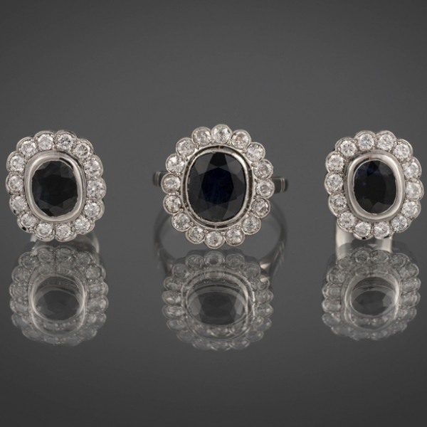 Conjunto de anillo y pareja de pendientes en oro blanco de 18kt con zafiros orlados de brillantes.