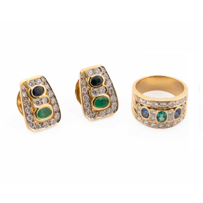 Conjunto de alta joyería, años 80-90, de sortija y pendientes en sólida montura de oro amarillo 18 K con bellos zafiros finos y esmeráldas en chatón 