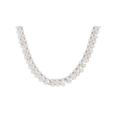 Gargantilla semirrígida en oro blanco formada por dos tiras de perlas cultivadas de 5,5 y 6 mm. y entrepiezas con diamante talla brillante engastado en garras.