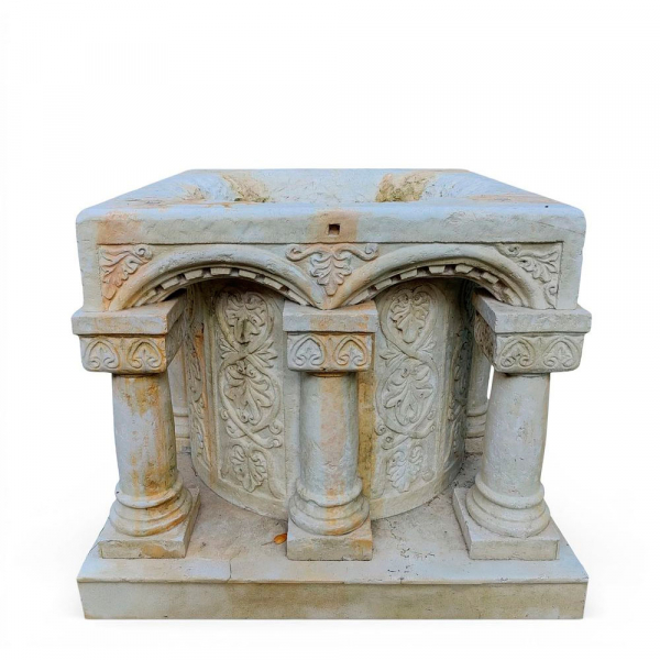 Importante pozo monumental de m&aacute;rmol labrado con ocho columnas y decoraci&oacute;n vegetal, Italia, Venecia, siglo XIX.