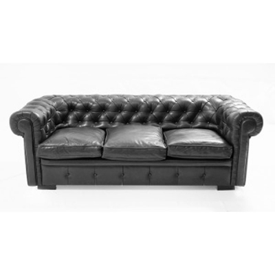 Sof&aacute; Chester de 3 plazas con tapizado capiton&eacute; en piel negra.  &Eacute;poca: Mediados S. XX