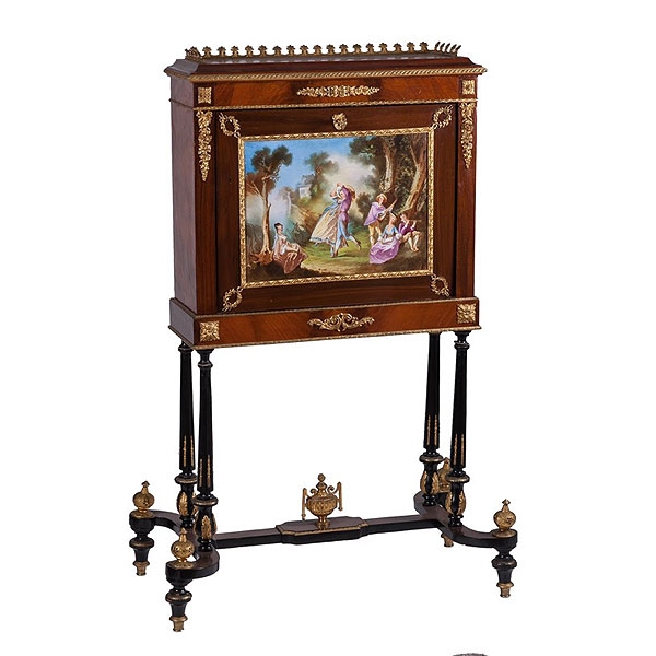 Secreter con decoración de bronces aplicados