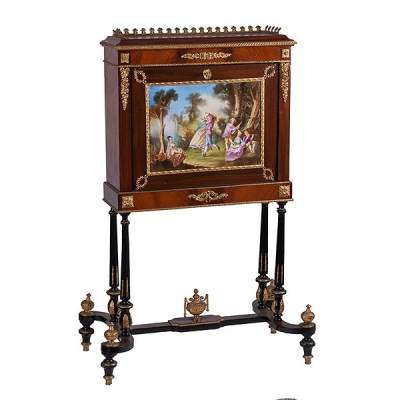 Secreter con decoraci&oacute;n de bronces aplicados