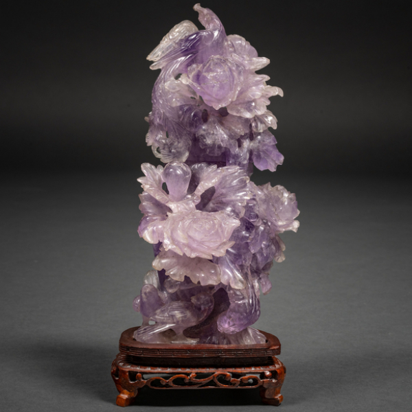 Jarrón tallado en piedra de amatista con decoración de pájaros y flores del siglo XX.