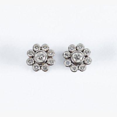 Pendientes vintage, en sólida montura de platino u oro blanco 18 K, con rosetón formado por un limpio y blanco diamante central