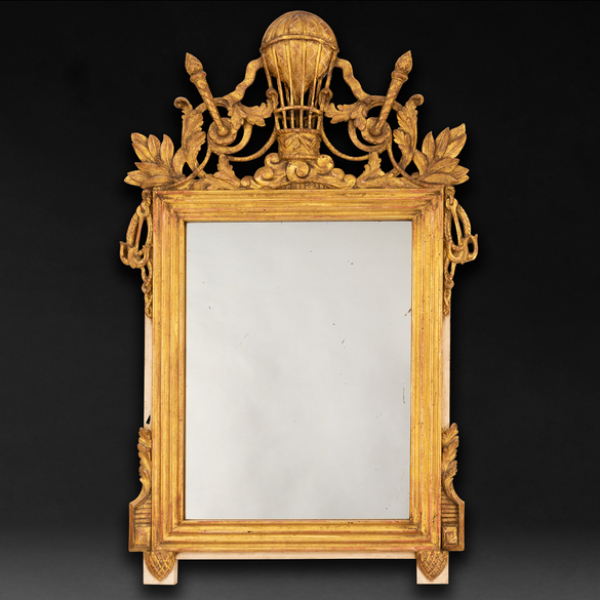 Espejo de pared estilo Luís XVI en madera tallada y dorada. Siglo XX