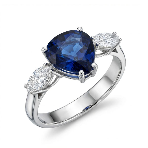 Sortija en oro blanco con zafiro azul central y 2 diamantes talla marquesa laterales 