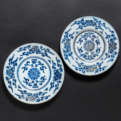 Pareja de platos en porcelana China azul y blanca del siglo XVIII