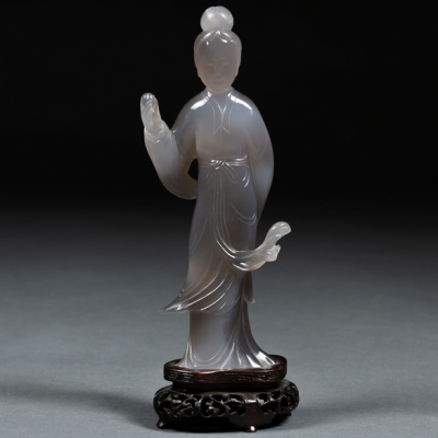 &quot;Dama con melocotón&quot; Figura china en ágata. Trabajo Chino, Siglo XX.