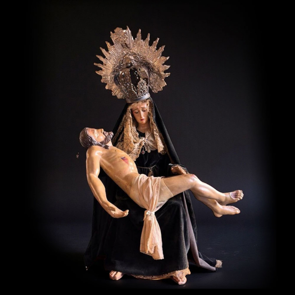 "Piedad". Importante escultura de la Escuela Espa&ntilde;ola del siglo XVIII.  Madera tallada y policromada, textiles y plata cincelada.