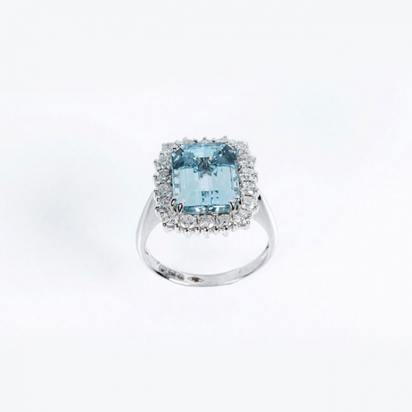 Sortija en oro blanco 18 K con una muy bella aguamarina natural, talla esmeralda y diamantes