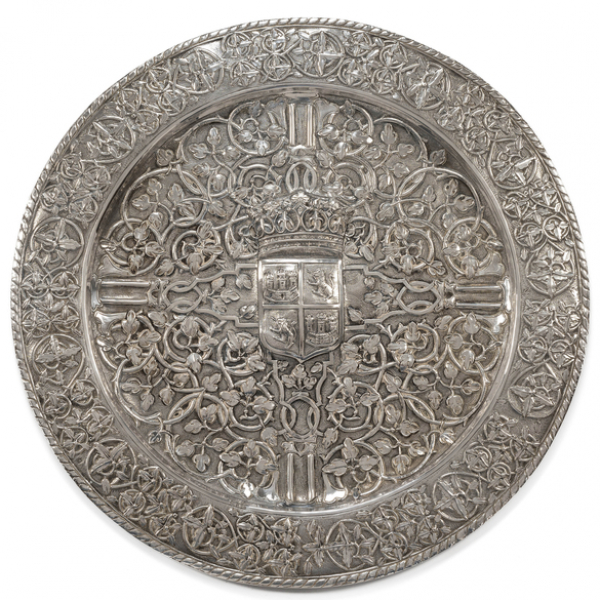 Plato circular para colgar en plata repujada espa&ntilde;ola y punzonada del siglo XX.