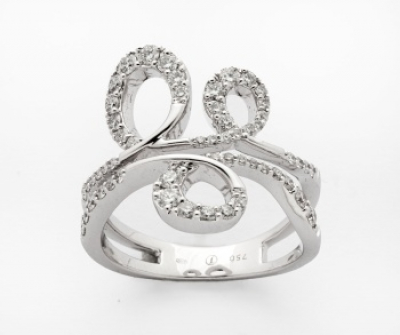 Sortija en oro blanco y diamantes talla brillante con un peso total de 0,60 cts. aprox.