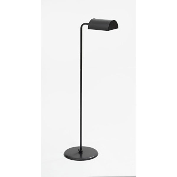Lámpara de pie diseñada por Abo Randers, varilla de latón lacado y base en metal pintado en negro, pantalla giratoria y ajustable. Dinamarca. Época: Años 70 / 80