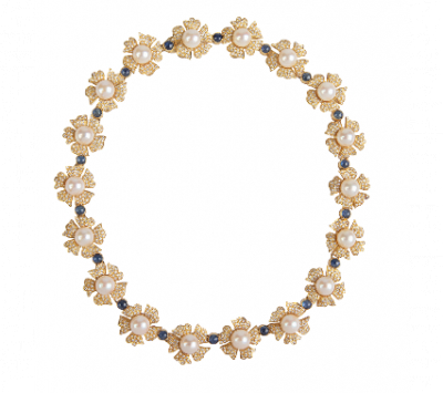 Collar con dieciocho centros de flores de perlas rodeadas por pétalos de brillantes y articuladas con cabuchones de zafiros. 