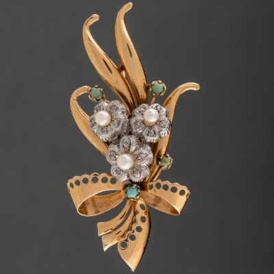 Broche en forma de flor en oro amarillo de 18 kt.