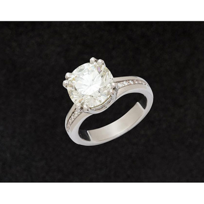 Anillo de oro blanco de 18 K. con brillante de 4,16 cts.