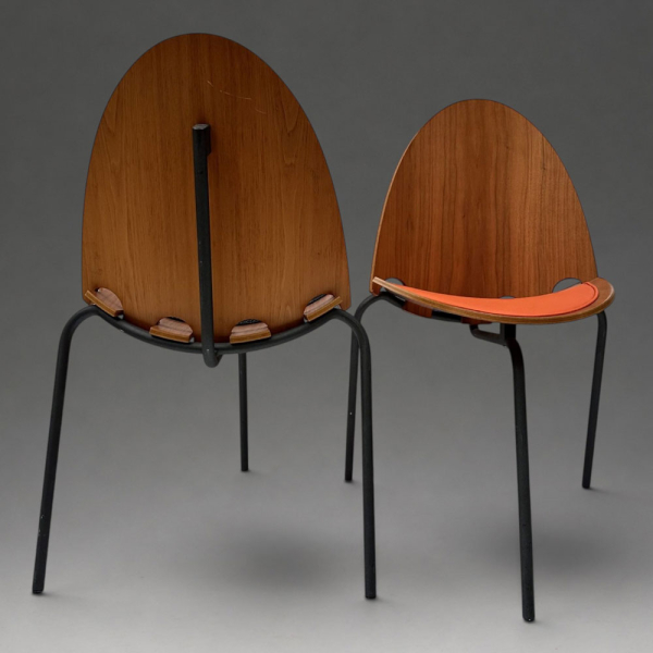 Juego de sillas &laquo;A6&raquo; dise&ntilde;adas por Joseph-Andr&eacute; Motte para Steiner, en madera y cuero. Francia, d&eacute;cada 2000.