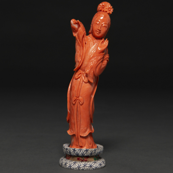 "Dama con pájaro" Figura de bulto redondo en coral rojo tallado. Trabajo Chino, Primer tercio del siglo XX