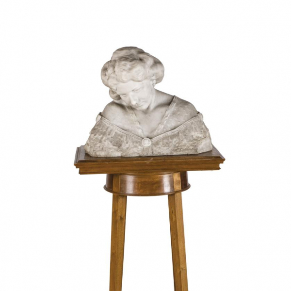 Lorenzo Coullaut Valera (1876 - 1932).   Busto femenino realizado en m&aacute;rmol tallado y pulido. 