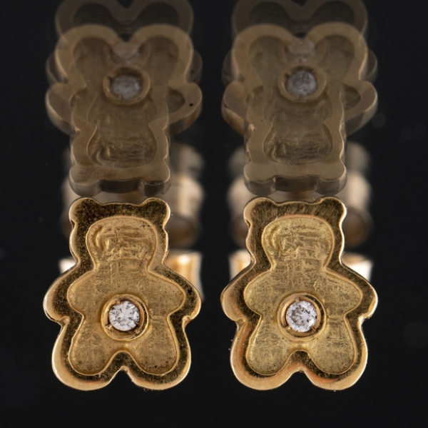 Pareja de pendientes en forma de oso en oro amarillo de 18 kt con pequeño brillante central.