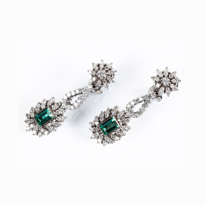 Pendientes largos vintage en oro blanco 18 K, con bellas esmeraldas verdes