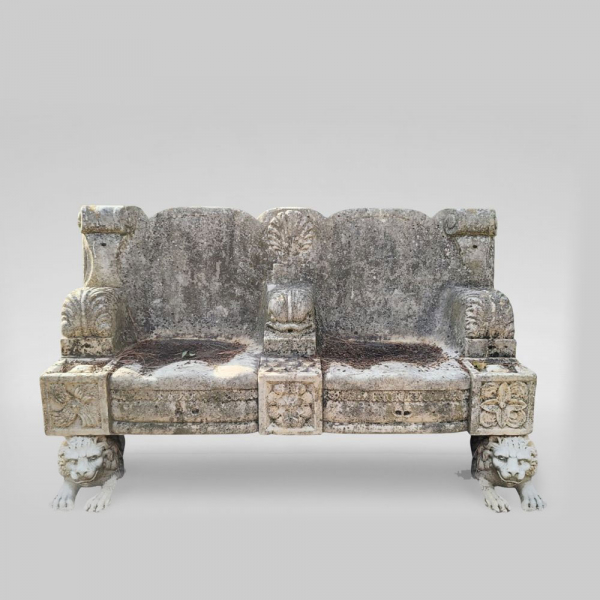 Importante banco de mármol con decoración de tritones y leones de soporte, Italia, siglo XIX.