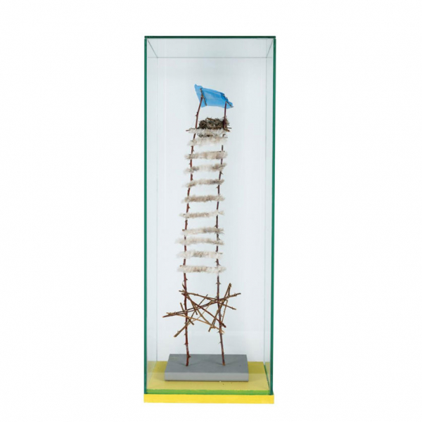 Curro Ulzurrun. &quot;Sin título&quot;. Escultura realizada en madera policromada, ramas, plumas y plástico.