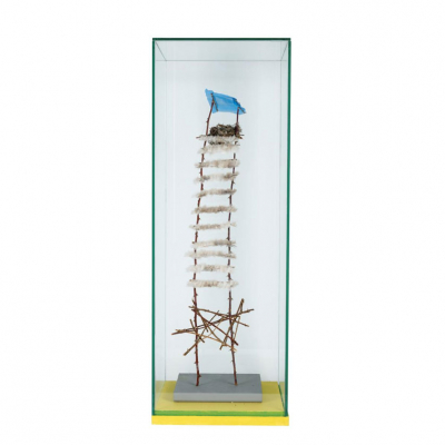 Curro Ulzurrun. &quot;Sin título&quot;. Escultura realizada en madera policromada, ramas, plumas y plástico.