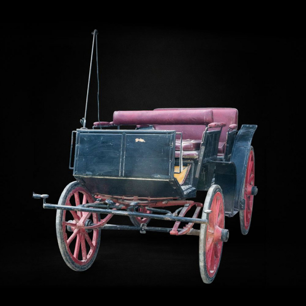 Coche de caballo tipo victoria para seis plazas con cochero, siglo XIX.   Madera lacada, hierro y tapicería de cuero. 