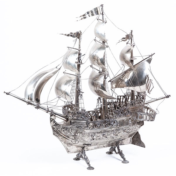 Barco de metal plateado 