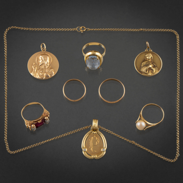 Miscelánea compuesta por cadena con medalla, medallas, colgante, tres anillos y dos alianzas.