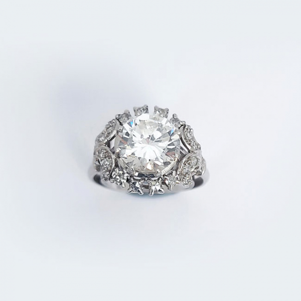 Bella sortija vintage en platino con un limpio y blanco diamante natural, talla brillante moderna, en garras