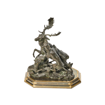 Escuela europea, s.XX. Perros con ciervo. Grupo escultórico en bronce patinado sobre peana en metal.