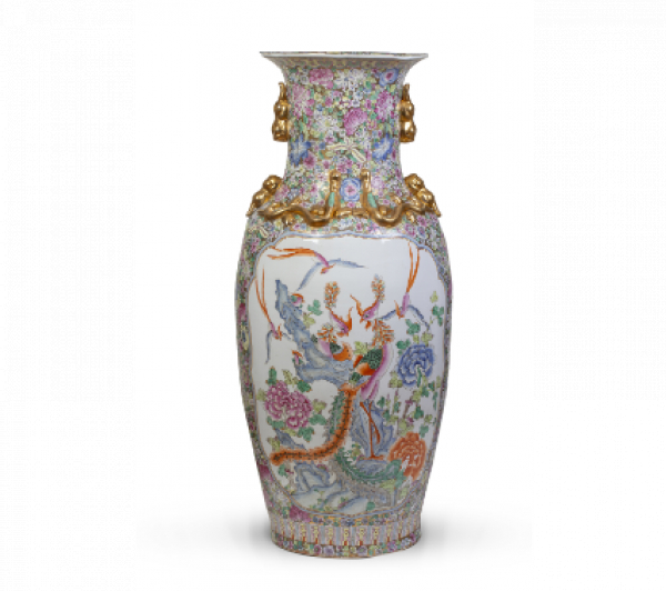 Pareja de tibores de porcelana esmaltada de familia rosa con decoraci&oacute;n de "millefiori" y reservas decoradas con ave f&eacute;nix y peon&iacute;as.  Trabajo chino, ff. del S. XIX. 