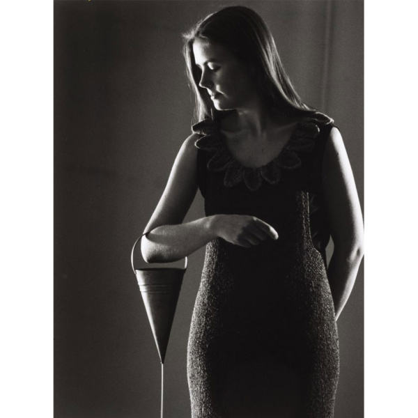 Eva Lootz. "La arena escribe sola (1994)". Fotograf&iacute;a en blanco y negro.