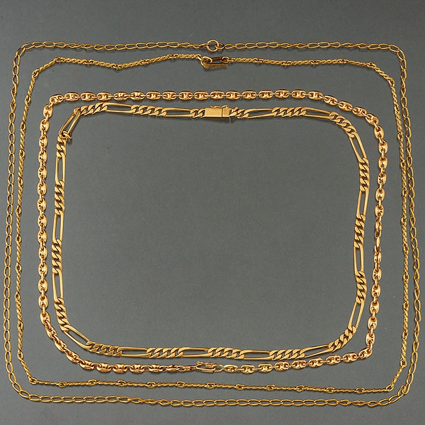Conjunto de cuatro cadenas de eslabones de distintos tamaños en oro amarillo de 18 kt.