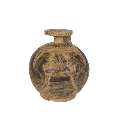 Ariballo corintio en cer&aacute;mica con decoraciones policromadas de esfinges aladas, Grecia, siglo VI a.C.