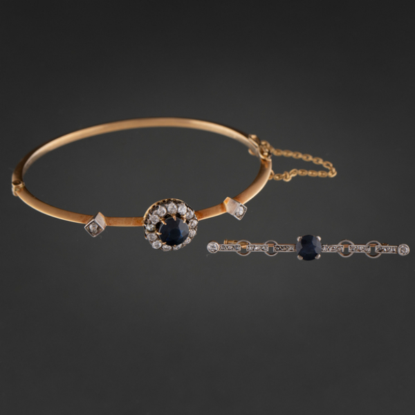 Conjunto de pulsera rígida y alfiler en oro amarillo de 18 kt con brillantes talla antigua y zafiro.