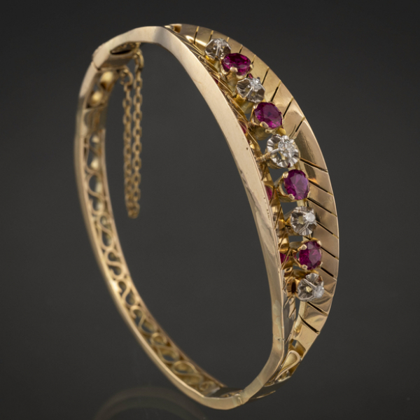 Pulsera Chevalier en oro amarillo de 18 kt brillantes y piedras de color rojo.