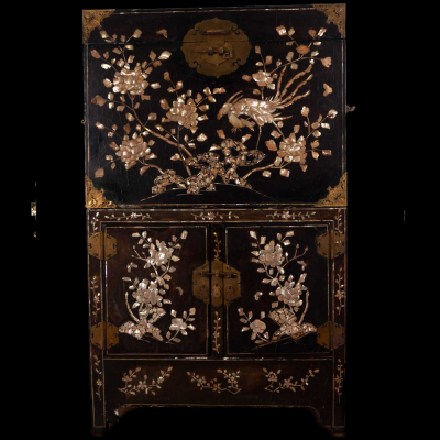 Cabinet Japonés William &amp; Mary en laca y madreperla del siglo XVII.