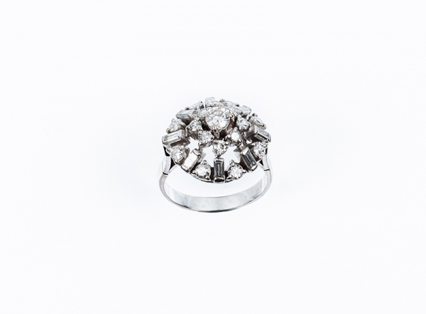Sortija vintage en montura de platino u oro blanco, con centro en rosetón de diamantes talla brillante
