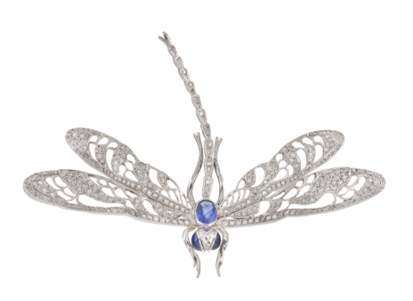 Broche con diseño de libélula de diamantes con cuerpo y ojos de zafiros. 